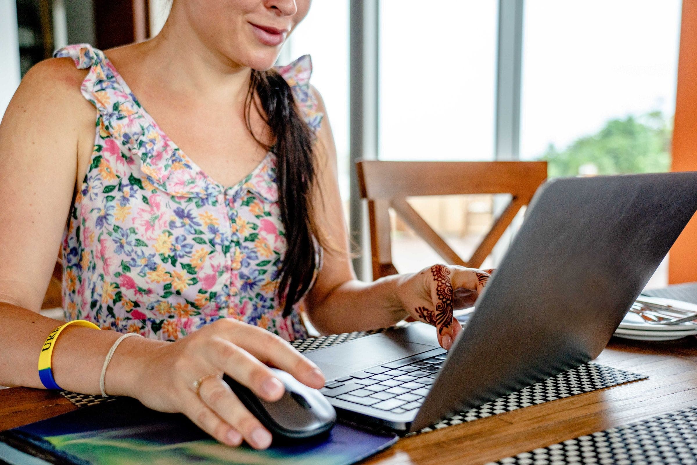 Vrouw vult thuis op haar laptop een online formulier in