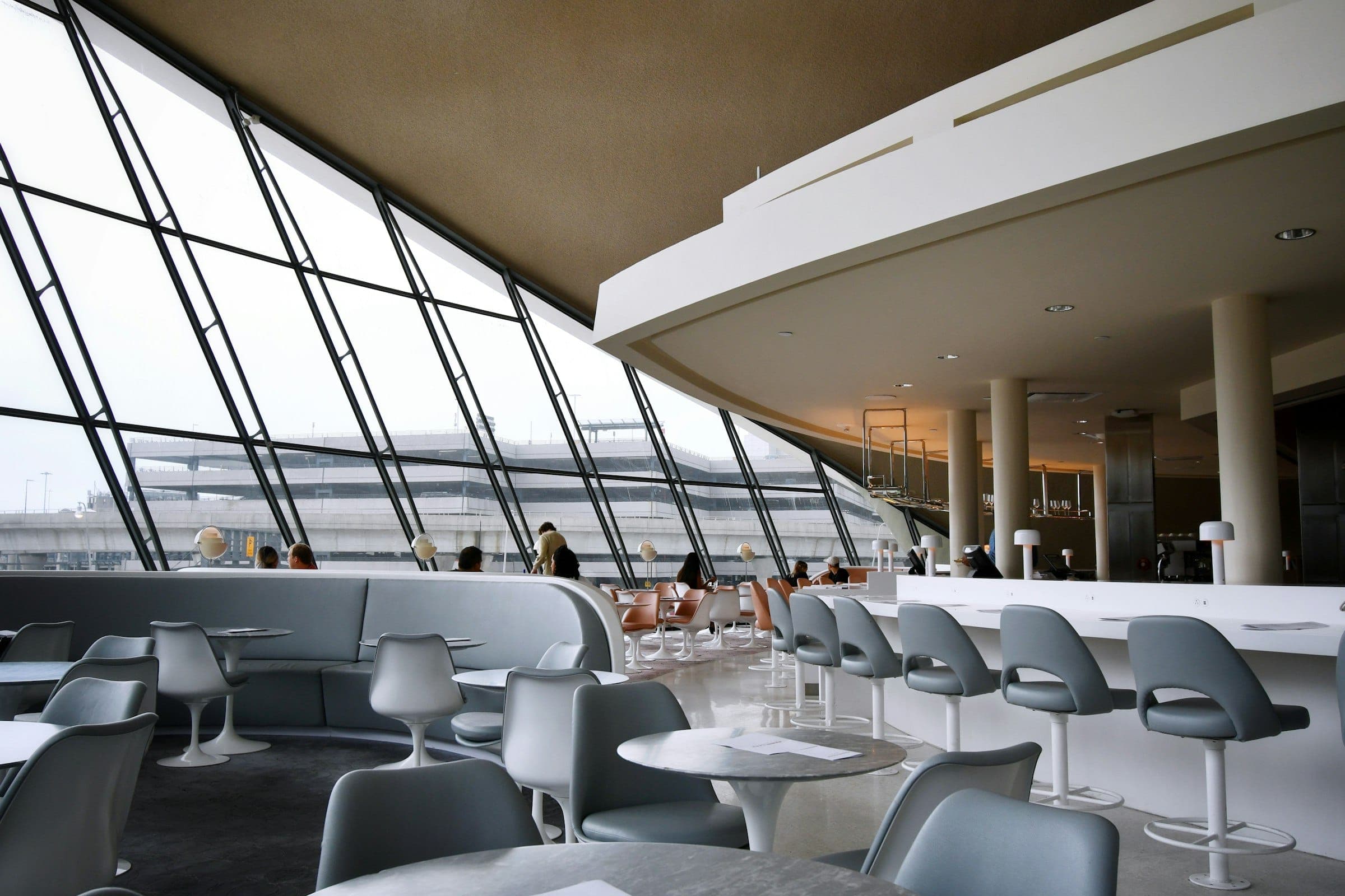 Moderne vertrekhal van een luchthaven met een grote glazen gevel