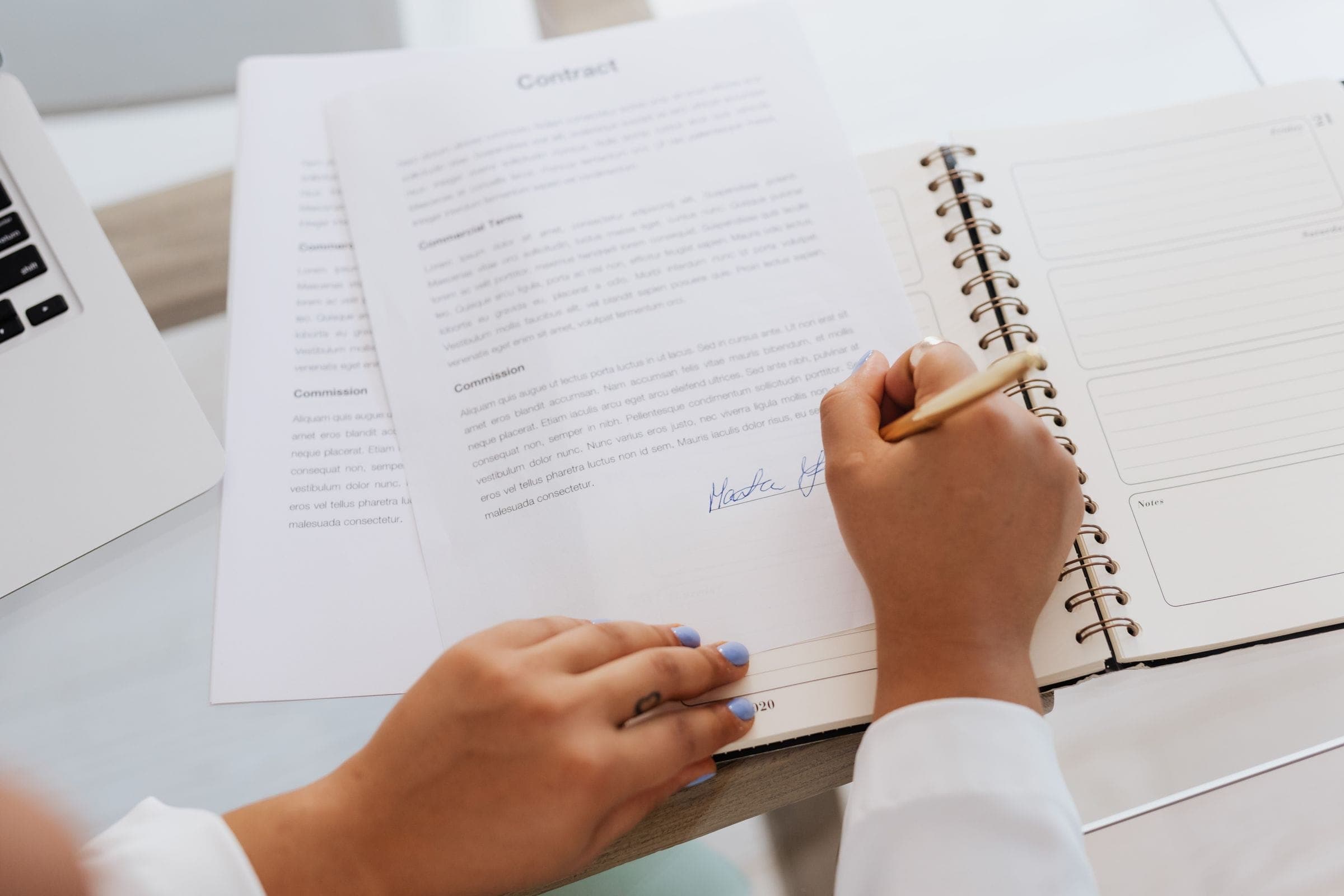 Hand ondertekent een document