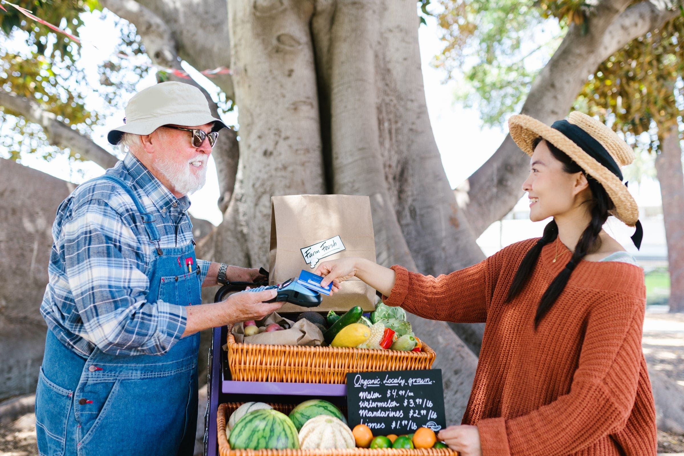 Toeriste rekent af bij een marktkraam in het buitenland