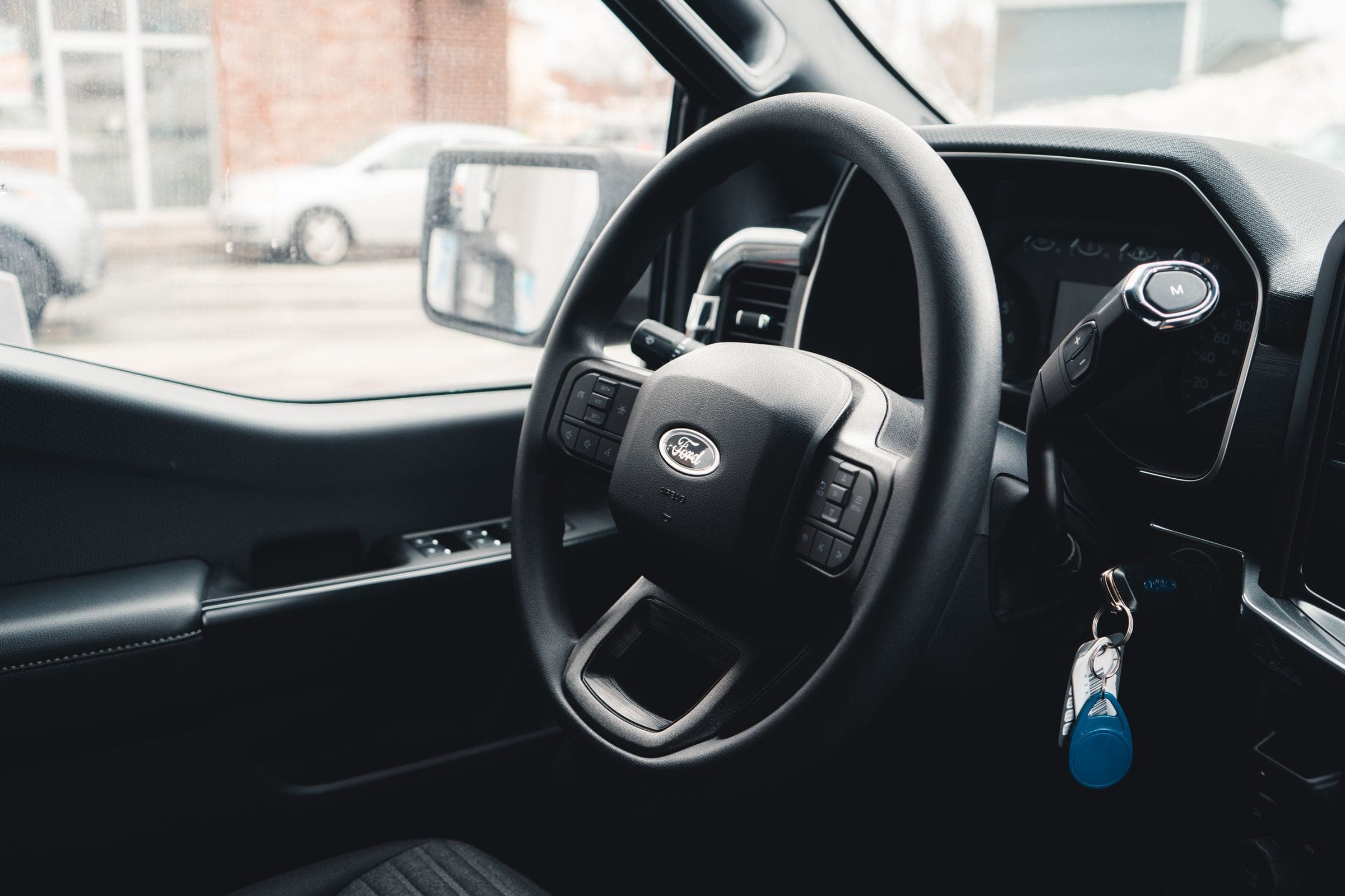 Interieur van een auto met stuur en dashboard
