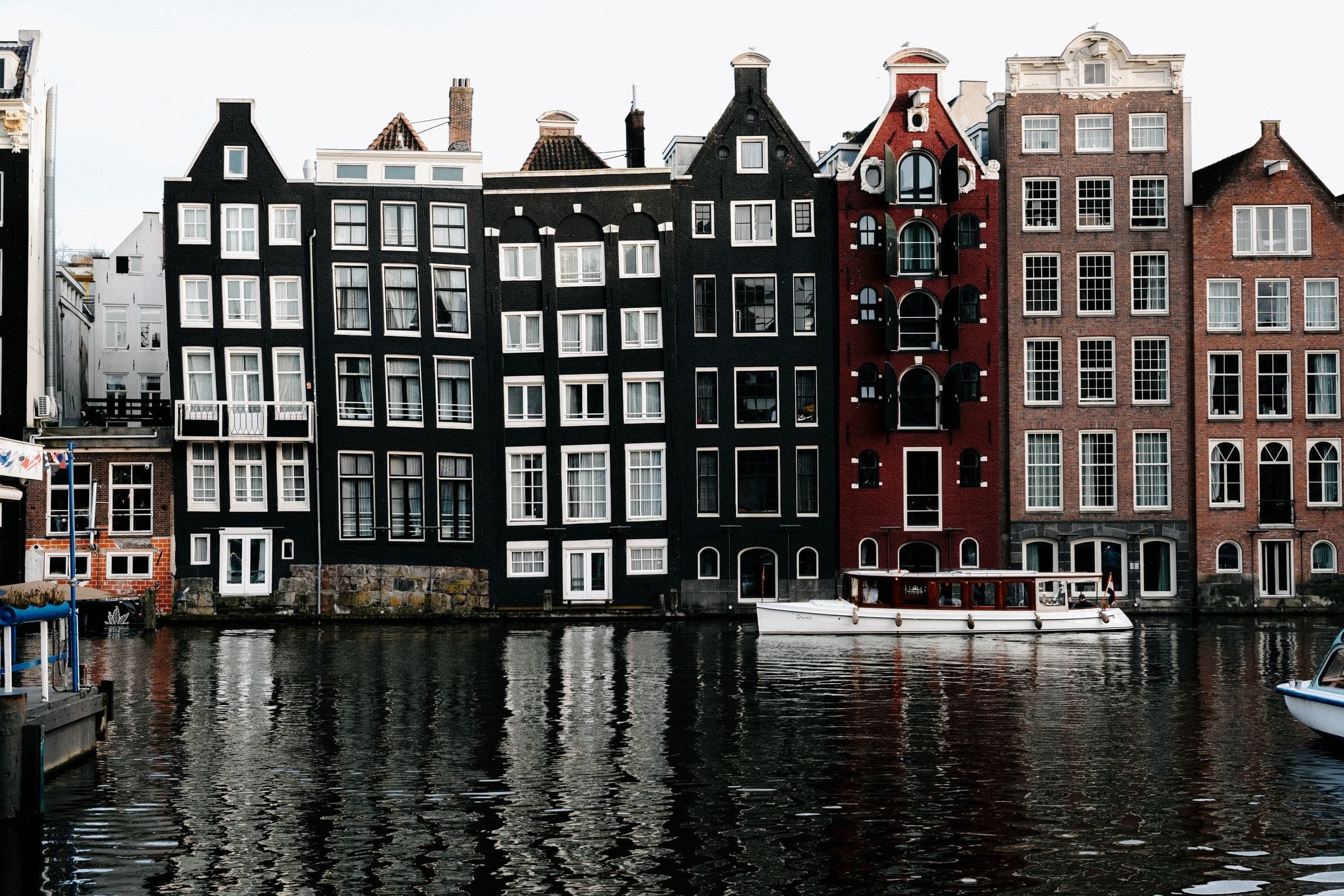 Grachtenpanden aan het Damrak in Amsterdam