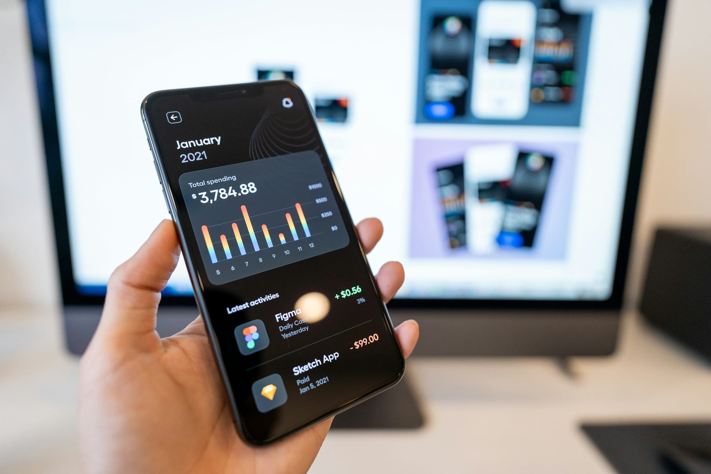 Hand houdt een smartphone met een bankieren-app vast