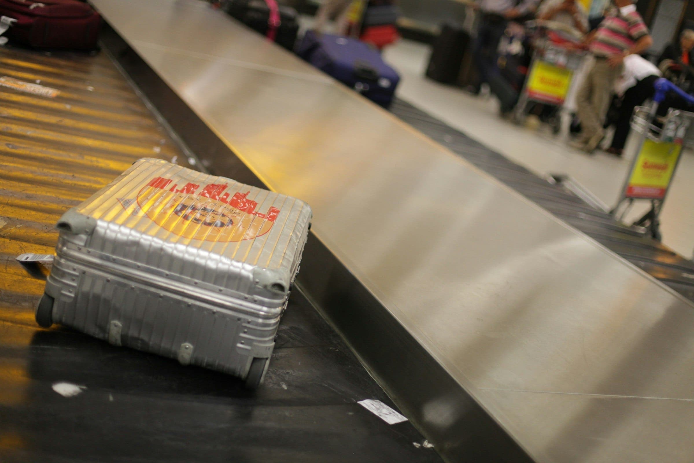 Koffer op de bagageband van een luchthaven