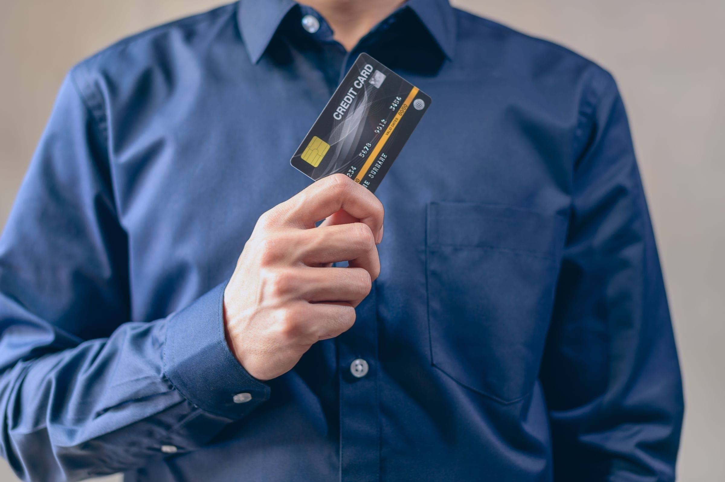 Man houdt een creditcard omhoog
