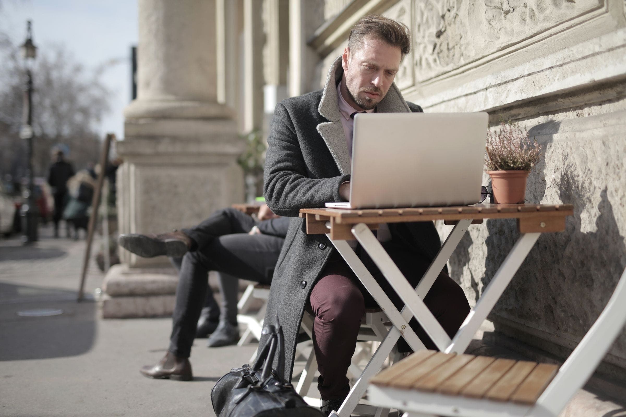 Zzp'er werkt op een laptop op een terras