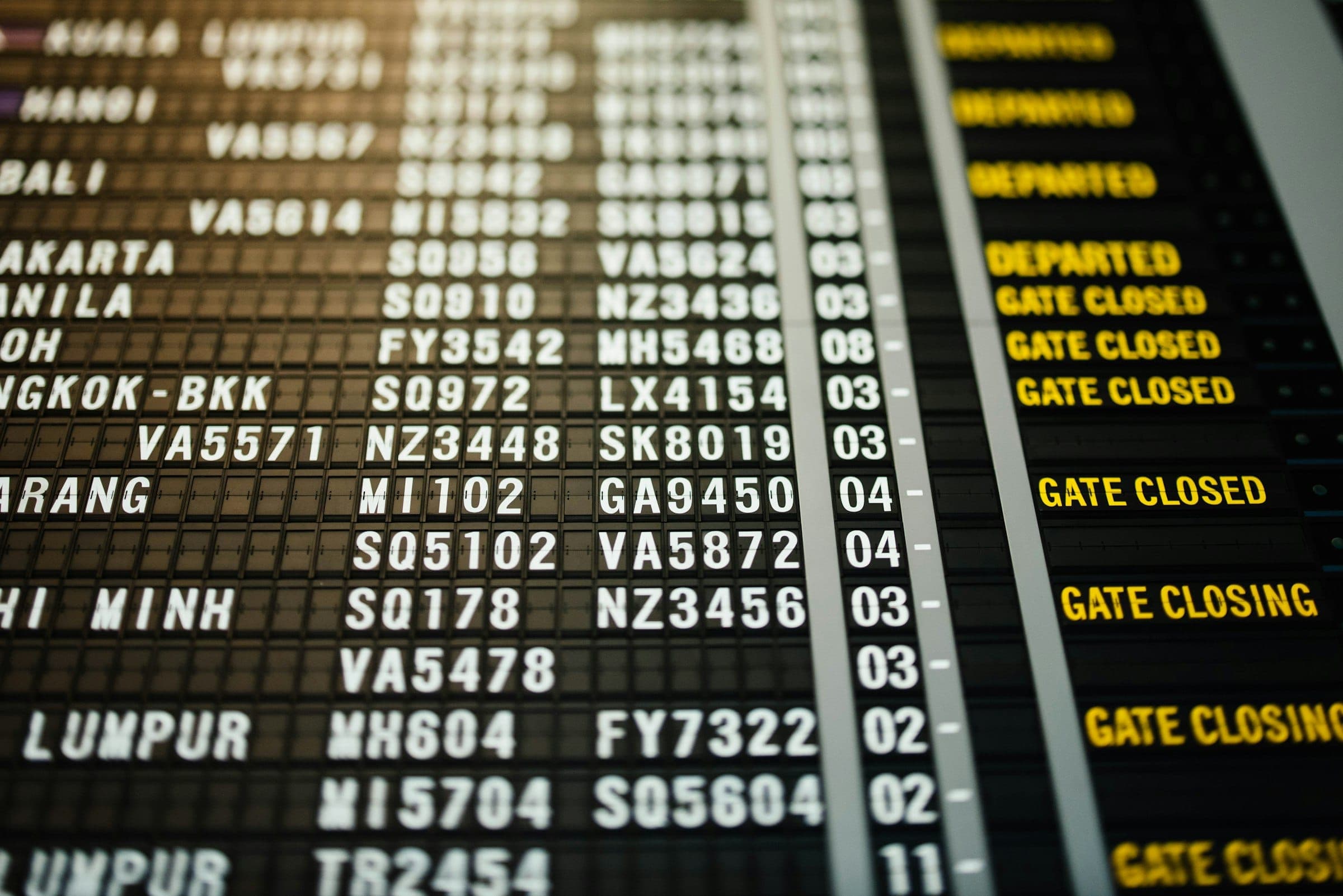 Vertrekbord op een luchthaven met vluchten en gates