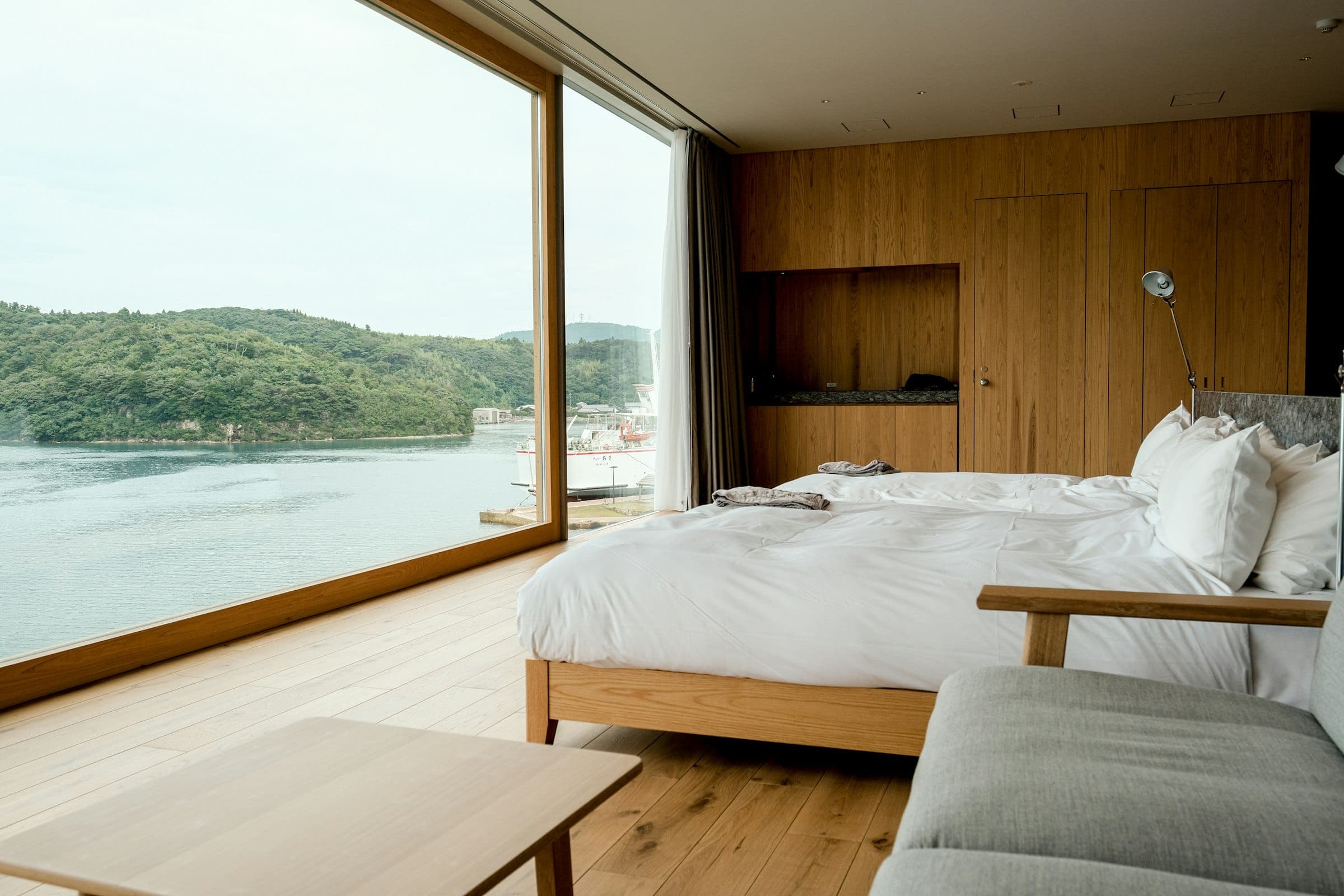 Hotelkamer met een groot raam en uitzicht op zee